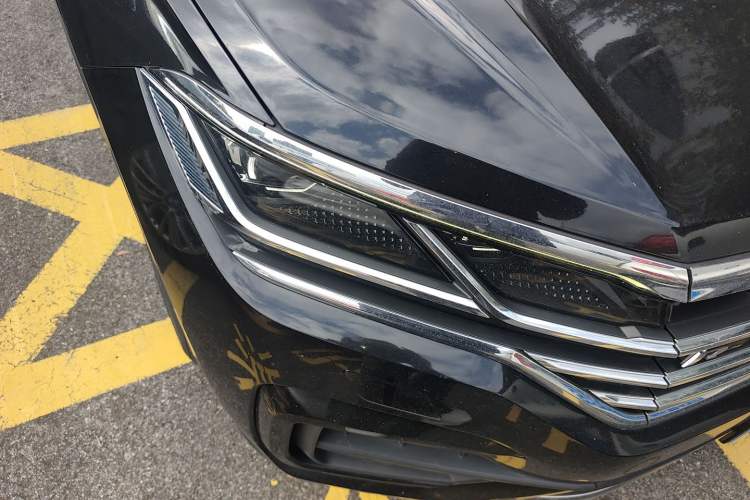 Used Volkswagen Touareg 2020 3.0 TSI Luxury Edition China VI Right Front Headlight