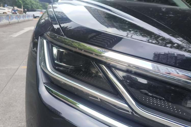 Used Volkswagen Touareg 2020 3.0 TSI Luxury Edition China VI Right Front Headlight