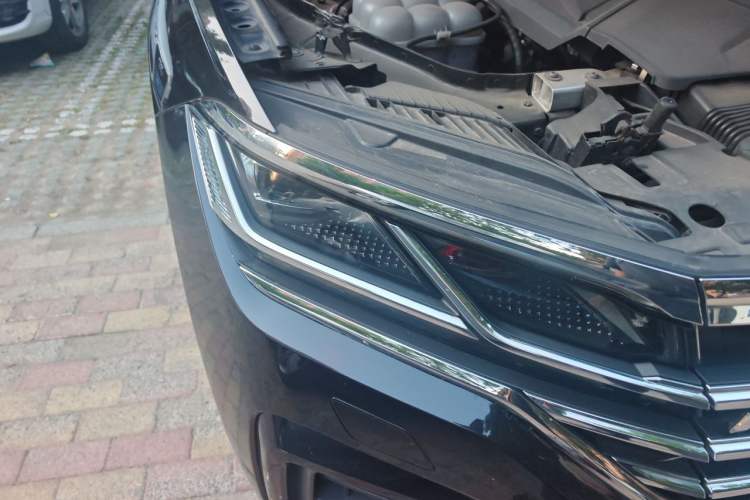 Used Volkswagen Touareg 2020 3.0 TSI Luxury Edition China VI Right Front Headlight