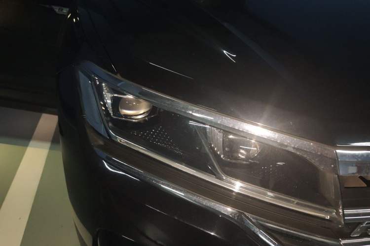 Used Volkswagen Touareg 2020 2.0 TSI RuiShang Edition China VI Standard Right Front Headlight