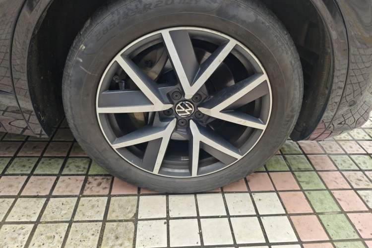 Used Volkswagen Touareg 2020 3.0 TSI Luxury Edition China VI Right Front Wheel Hub