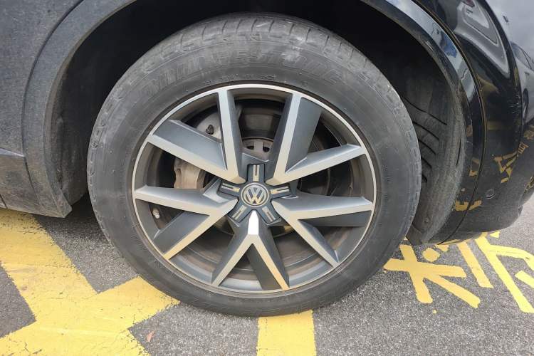 Used Volkswagen Touareg 2020 3.0 TSI Luxury Edition China VI Right Front Wheel Hub