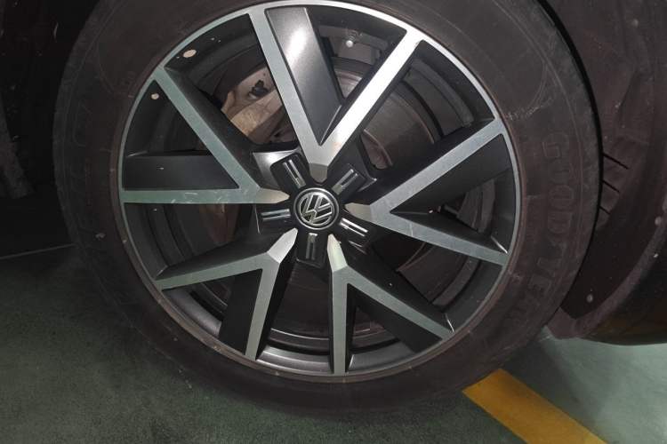 Used Volkswagen Touareg 2020 3.0 TSI Luxury Edition China VI Right Front Wheel Hub