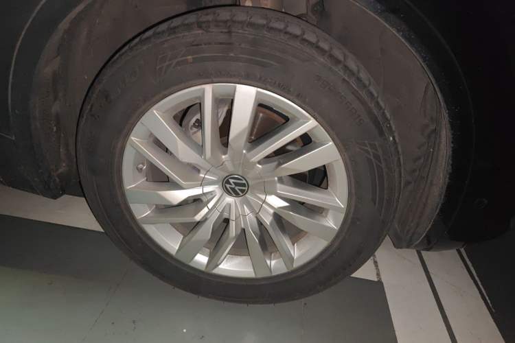 Used Volkswagen Touareg 2020 2.0 TSI RuiShang Edition China VI Standard Right Front Wheel Hub