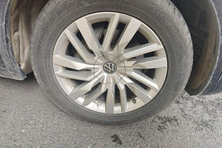Used Volkswagen Touareg 2020 2.0 TSI RuiShang Edition China VI Standard Right Front Wheel Hub