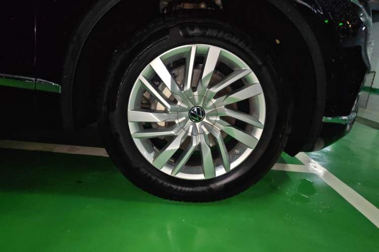 Used Volkswagen Touareg 2020 2.0 TSI RuiShang Edition China VI Standard Right Front Wheel Hub