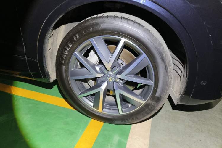 Used Volkswagen Touareg 2020 3.0 TSI Luxury Edition China VI Right Front Wheel Hub