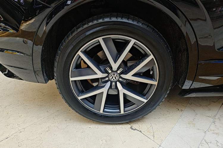 Used Volkswagen Touareg 2020 3.0 TSI Luxury Edition China VI Right Rear Wheel Hub