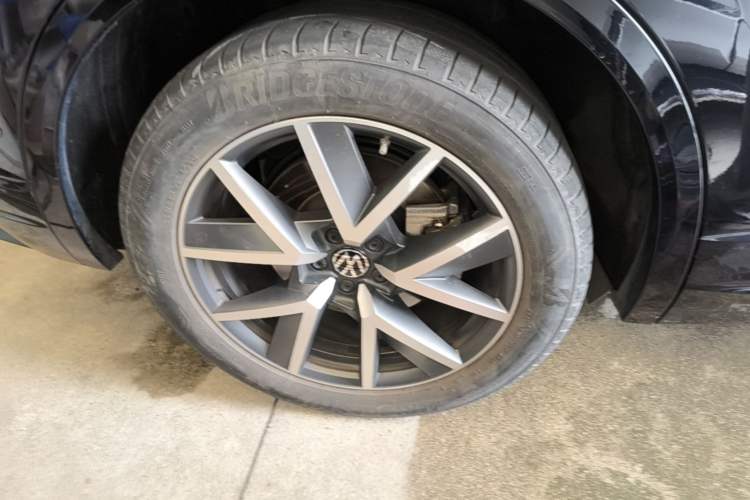 Used Volkswagen Touareg 2020 3.0 TSI Luxury Edition China VI Right Rear Wheel Hub