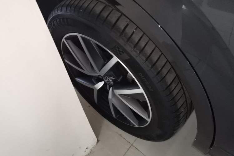 Used Volkswagen Touareg 2020 3.0 TSI Luxury Edition China VI Right Rear Wheel Hub
