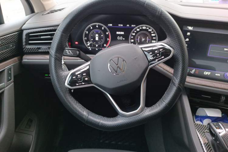 Used Volkswagen Touareg 2020 3.0 TSI Luxury Edition China VI Steering Wheel