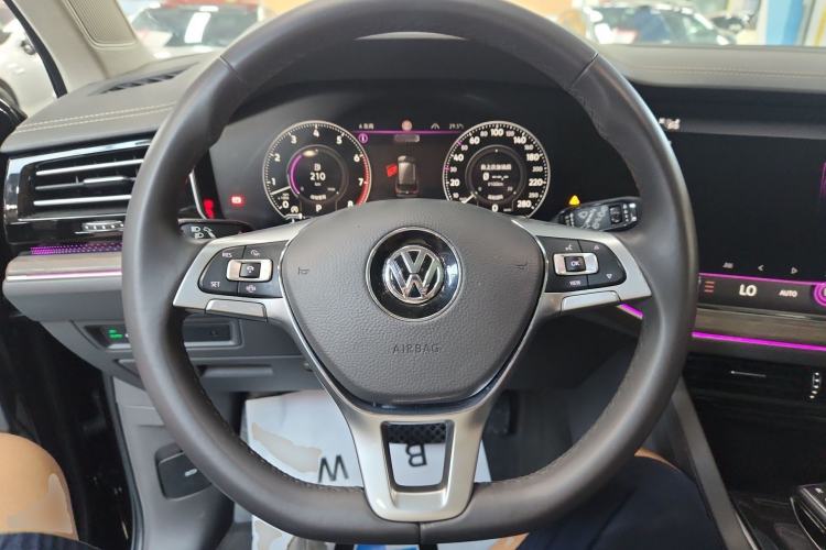 Used Volkswagen Touareg 2020 3.0 TSI Luxury Edition China VI Steering Wheel