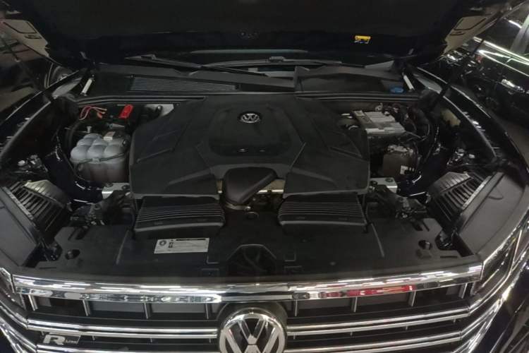 Used Volkswagen Touareg 2020 3.0 TSI Luxury Edition China VI Engine Bay