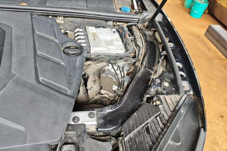 Used Volkswagen Touareg 2020 3.0 TSI Luxury Edition China VI Engine Bay Left