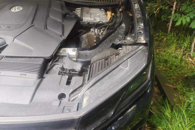 Used Volkswagen Touareg 2020 3.0 TSI Luxury Edition China VI Engine Bay Left