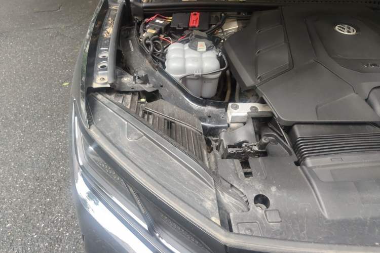 Used Volkswagen Touareg 2020 3.0 TSI Luxury Edition China VI Engine Bay Right