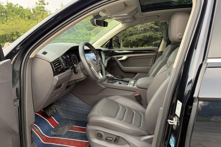 Used Volkswagen Touareg 2020 3.0 TSI Luxury Edition China VI Interior 1