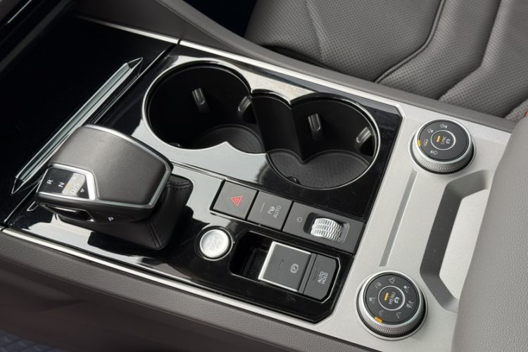 Used Volkswagen Touareg 2020 3.0 TSI Luxury Edition China VI Interior 2