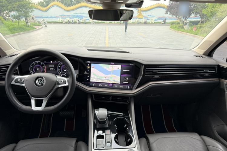 Used Volkswagen Touareg 2020 3.0 TSI Luxury Edition China VI Interior 9