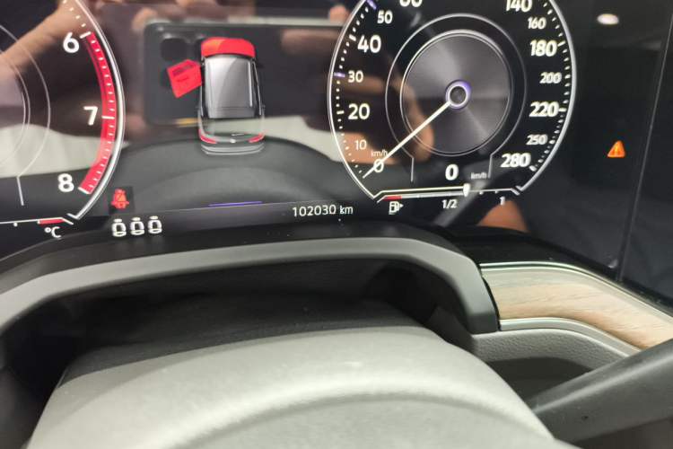 Used Volkswagen Touareg 2020 3.0 TSI Luxury Edition China VI Odometer Close Up