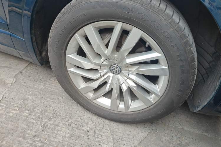 Used Volkswagen Touareg 2020 2.0 TSI RuiShang Edition China VI Standard Right Front Wheel Hub