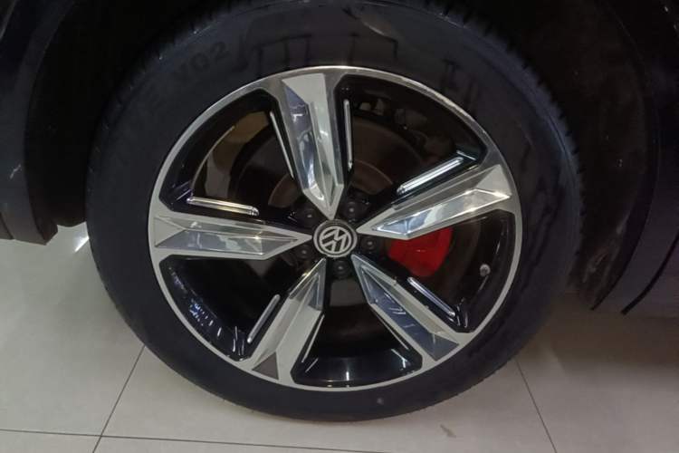 Used Volkswagen Touareg 2020 3.0 TSI Luxury Edition China VI Right Rear Wheel Hub