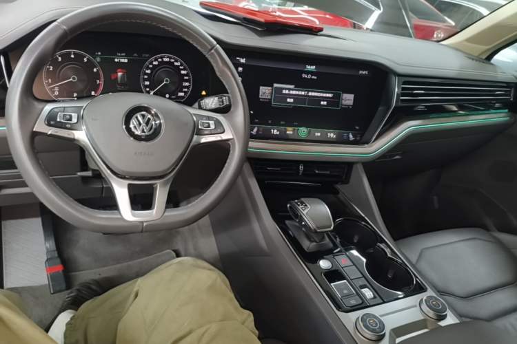 Used Volkswagen Touareg 2020 3.0 TSI Luxury Edition China VI Center Console