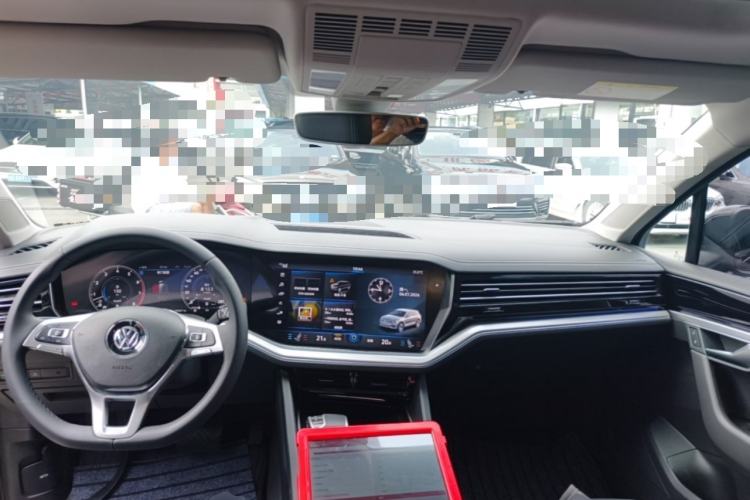 Used Volkswagen Touareg 2020 3.0 TSI Luxury Edition China VI Center Console