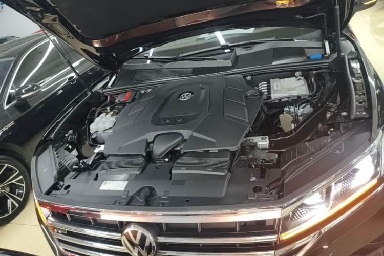 Used Volkswagen Touareg 2020 3.0 TSI Luxury Edition China VI Engine Bay