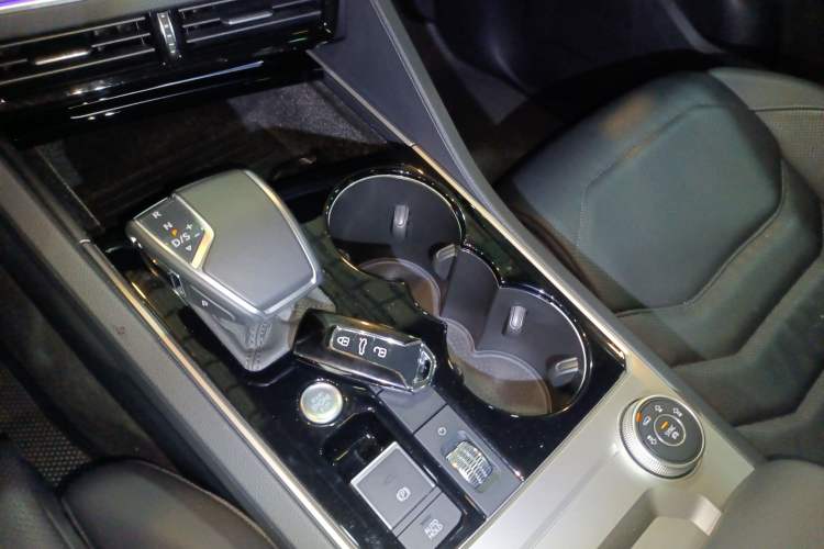 Used Volkswagen Touareg 2020 2.0 TSI RuiShang Edition China VI Standard Interior 1