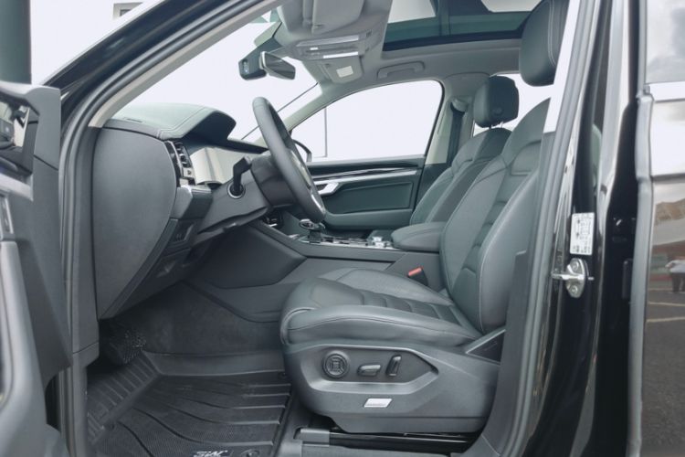 Used Volkswagen Touareg 2020 3.0 TSI Luxury Edition China VI Interior 10