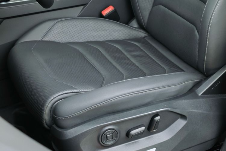 Used Volkswagen Touareg 2020 3.0 TSI Luxury Edition China VI Interior 12