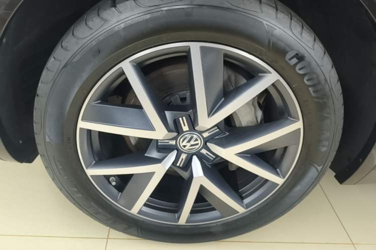 Used Volkswagen Touareg 2020 3.0 TSI Luxury Edition China VI Left Front Wheel Hub