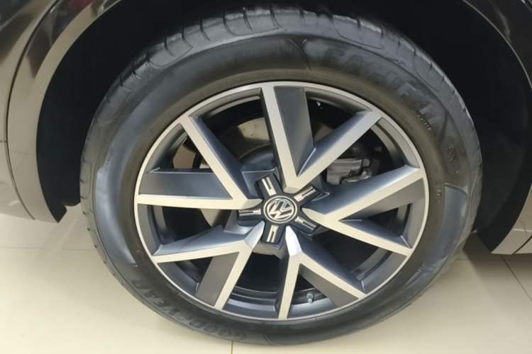 Used Volkswagen Touareg 2020 3.0 TSI Luxury Edition China VI Right Rear Wheel Hub