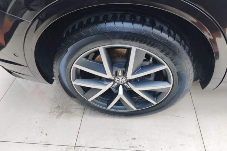 Used Volkswagen Touareg 2020 3.0 TSI Luxury Edition China VI Right Rear Wheel Hub