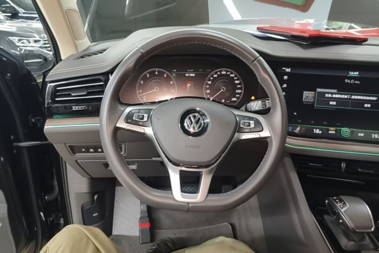 Used Volkswagen Touareg 2020 3.0 TSI Luxury Edition China VI Steering Wheel
