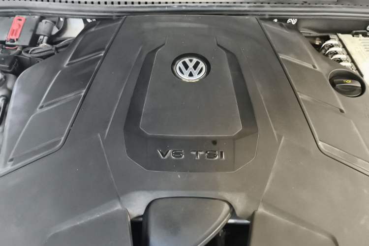 Used Volkswagen Touareg 2020 3.0 TSI Luxury Edition China VI Engine Bay