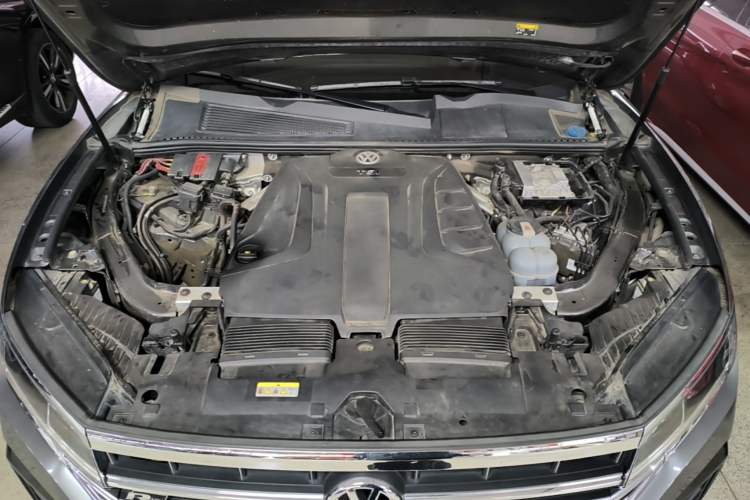 Used Volkswagen Touareg 2020 2.0 TSI RuiShang Edition China VI Standard Engine Bay