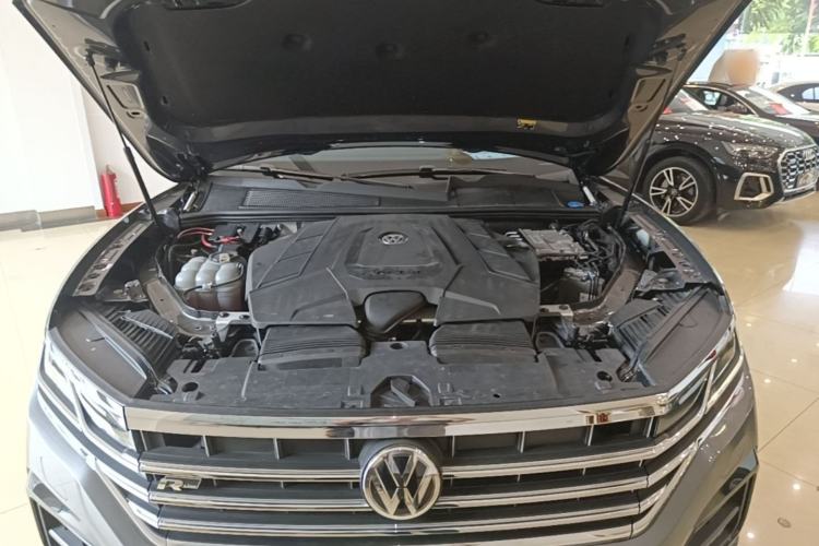 Used Volkswagen Touareg 2020 3.0 TSI Luxury Edition China VI Engine Bay