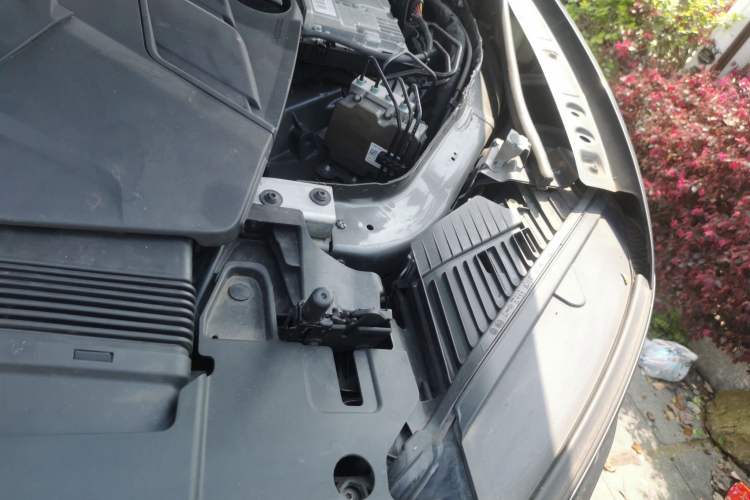Used Volkswagen Touareg 2020 3.0 TSI Luxury Edition China VI Engine Bay Left