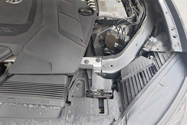 Used Volkswagen Touareg 2020 3.0 TSI Luxury Edition China VI Engine Bay Left