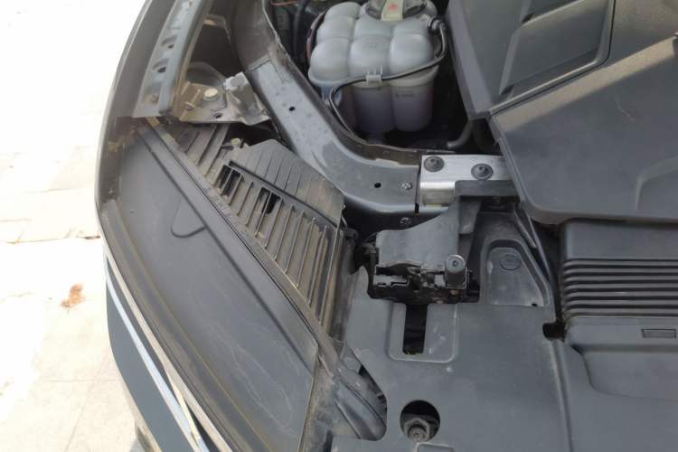 Used Volkswagen Touareg 2020 3.0 TSI Luxury Edition China VI Engine Bay Right
