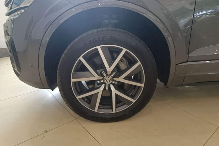 Used Volkswagen Touareg 2020 3.0 TSI Luxury Edition China VI Left Front Wheel Hub