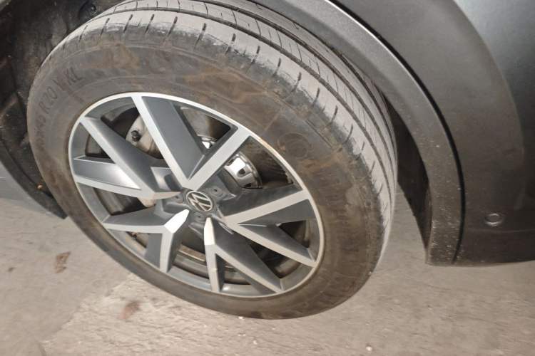 Used Volkswagen Touareg 2020 3.0 TSI Luxury Edition China VI Right Front Wheel Hub