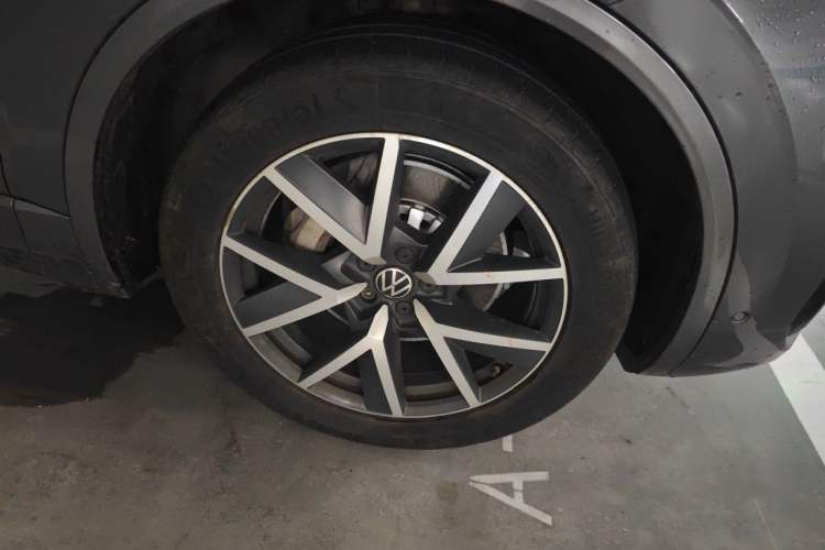 Used Volkswagen Touareg 2020 3.0 TSI Luxury Edition China VI Right Front Wheel Hub