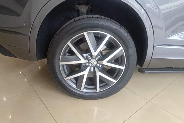 Used Volkswagen Touareg 2020 3.0 TSI Luxury Edition China VI Right Rear Wheel Hub