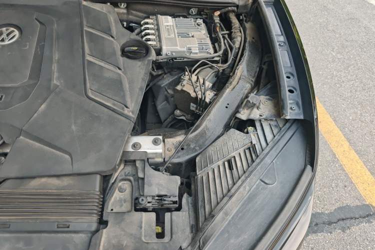 Used Volkswagen Touareg 2020 3.0 TSI Luxury Edition China VI Engine Bay Left