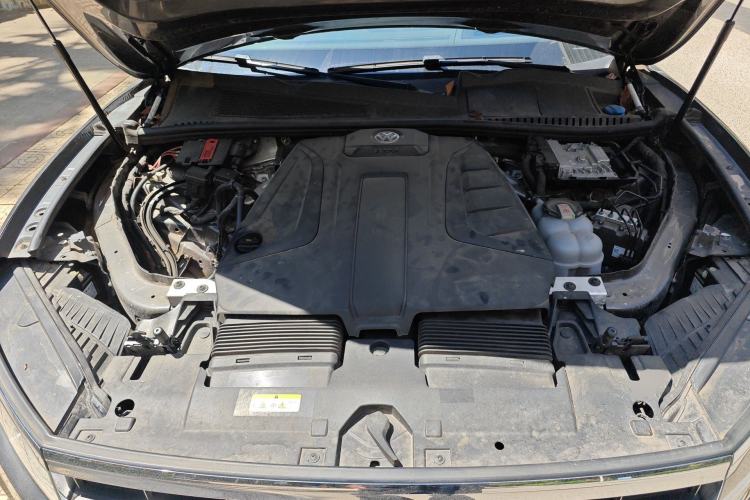 Used Volkswagen Touareg 2020 2.0 TSI RuiShang Edition China VI Standard Engine Bay