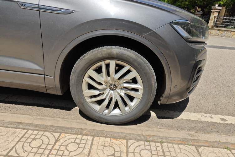 Used Volkswagen Touareg 2020 2.0 TSI RuiShang Edition China VI Standard Right Front Wheel Hub