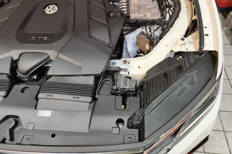 Used Volkswagen Touareg 2020 3.0 TSI Luxury Edition China VI Engine Bay Left
